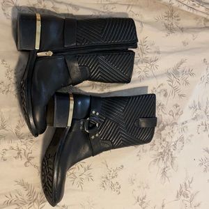 Black boots 👢 super stylish still lots of lives in them !!!